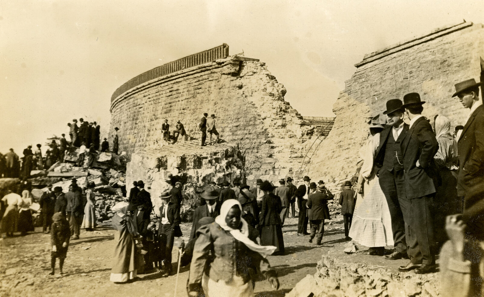 Nashville residents inspect the broken southeast wall of the Eighth Avenue Reservoir, 1912